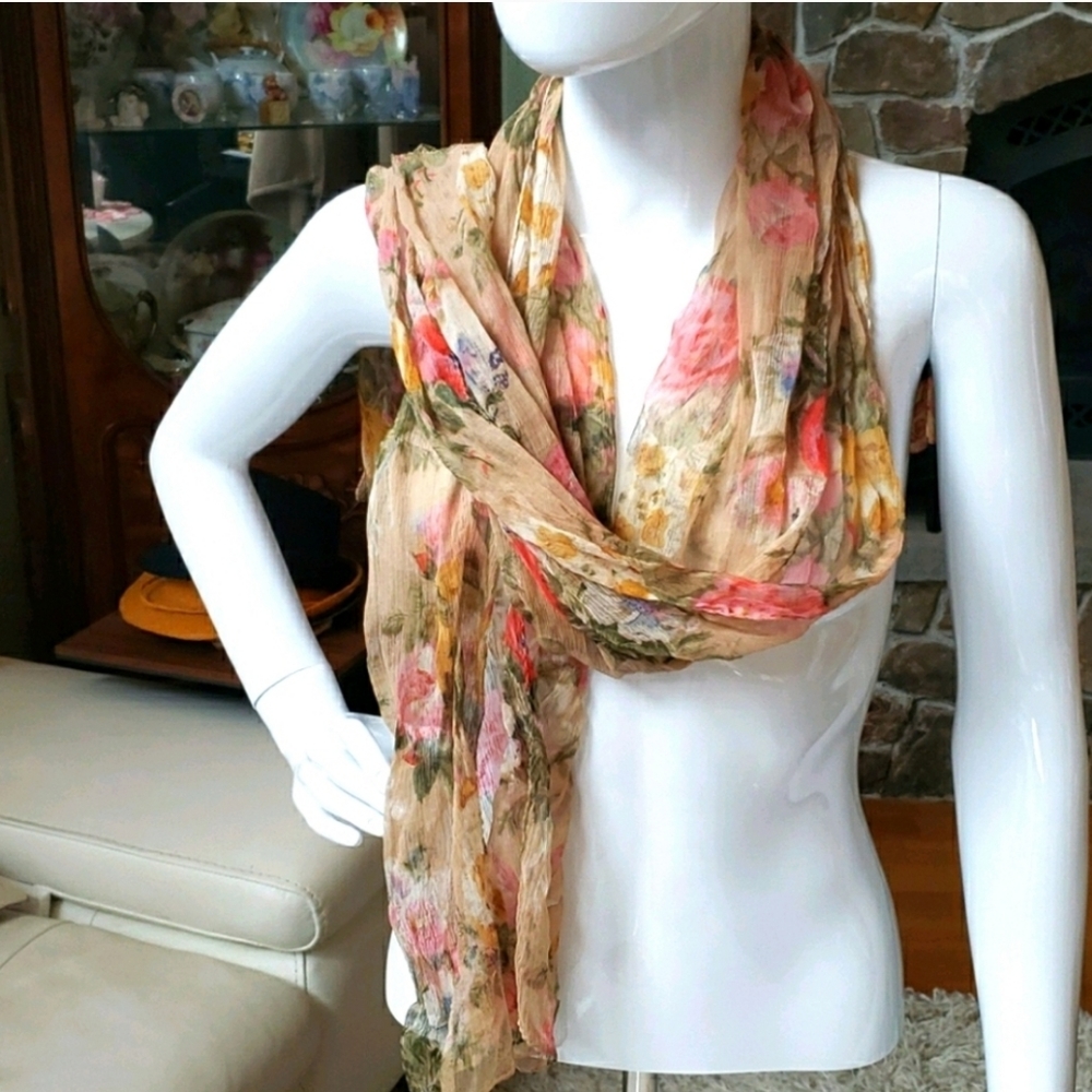 Beautiful tan floral roses 💐 scarf
